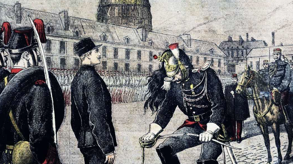 Francúzký dôstojník Alfred Dreyfus, zadržaný francúzkym vojakom, ktorý mu zlomil jeho meč.