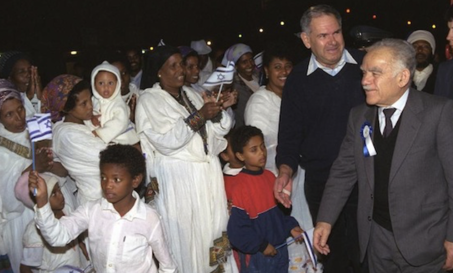Premiér Šamir víta etiópskych prisťahovalcov po ich príchode do Izraela. Zdroj: Jewish Journal